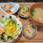 Tokidoki Shokudou - サラダ、味噌汁、小鉢。これが、また、美味しい。