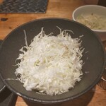 Sumibi Yaki Horumon Guu Ikebukuro - お通しの千切りキャベツ