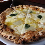 ドン マンジョーネ ディ ナポリ - リセッタ（ゴルゴンゾーラ・パルミジャーノ・モッツァレラ・エメンタール）