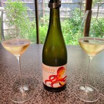 イチリン ハナレ - ペアリング⑧
      カリフォルニアのスパークリングワイン。魚介に合うとの事でクセのない爽やかさ。ラベルのタコもお料理に合わせている様です。