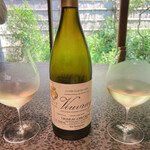 イチリン ハナレ - ペアリング⑨
      フランスロワール地方の白ワイン。割と甘く酸味があるので、酸辣湯麺との組み合わせに自信ありだそうです。実際その通りでした。