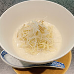 イチリン ハナレ - ○ 酸辣湯麺
      冷たい豆乳のスープにネギ、ザーサイ。
      まろやかな優しい酸っぱさのスープです。