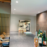 イチリン ハナレ - カウンター席、奥が厨房。調理の様子が少しうかがえるのと中華だけに鍋の音が聞こえます。