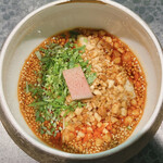 イチリン ハナレ - ○丹波高坂地鶏
      こちらのスペシャリテのよだれ鷄。たっぷりの胡麻とナッツ、パクチーが入ったタレがやはり美味しい。レバーパテの濃厚さも良いです。