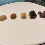 イチリン ハナレ - ○茶菓子
      枝付きの干し葡萄は中の種とともに食べて下さいとの事で中々美味しかったです。