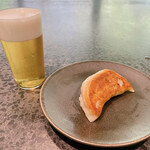 イチリン ハナレ - ペアリング⑤
      プレミアムモルツ。冒頭にあれだけ美味しいビールを頂いてしまったから…
      
      ○…につける餃子
      モチっとした皮とジューシーな餡、よだれ鷄のタレにつけるとこんなに美味しい餃子ほかにありますか？