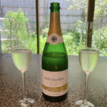 イチリン ハナレ - ペアリング②
      群馬県川場村の発泡性清酒“水芭蕉”。瓶内二次発酵との事で酒造りとシャンパーニュ地方の伝統ある製法を合わせたもの。発泡性の日本酒って少し苦手ですがこれは美味しいです。