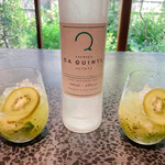 イチリン ハナレ - ペアリング⑩
      カサーシャと言うブラジルのサトウキビ原料の42度の蒸留酒。細かくしたキウイをグラスの中で潰して砂糖・氷とカサーシャを入れていました。キウイのカイピリーニャと言うカクテルなのですね。