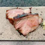 イチリン ハナレ - ○やまゆりポーク
      チャーシュー。コクがあり柔らかい。甘いタレの味とほのかに香辛料。わさびが美味しい。