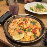 La Pesquera MARISQUERIA - 鮭と海老とゴールドラッシュのパエージャ