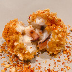 イチリン ハナレ - 中にはタコが入っており、カリッとした衣のたこ焼きの様です。