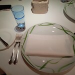レストラン・マッカリーナ - テーブルセッティング。左上の色々は無視してください。