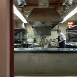 レストラン・マッカリーナ - オープンキッチンの厨房。