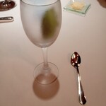 レストラン・マッカリーナ - 牛乳とエストラゴンのシャーベット。半分床に落として大失敗…。