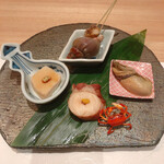 Roppongi Kimme Zushi - 八寸(貝のうま煮、タコの柔らか煮、自家製胡麻豆腐、牡蠣のオイル漬け、沢蟹の素揚げ）