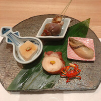 六本木きんめ鮨 - 八寸(貝のうま煮、タコの柔らか煮、自家製胡麻豆腐、牡蠣のオイル漬け、沢蟹の素揚げ）