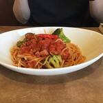 ジョリーパスタ - ボロニアソーセージのピリ辛トマトソース