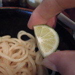 自家製麺つけ麺 紅葉 - 卓上のスダチを入れてみる
