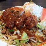カフェドムッシュ - 焼きそば＋カツ＋サラダの組み合わせ・・