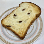 ベーカリー燈 - レーズン入り食パン ６枚切 ¥330