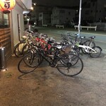 遠州 - 外には大量のチャリ。