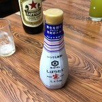 遠州 - 醤油は必要な料理に都度出してくれます。「置くと盗む奴いるからさ、ガハハ。」と女将さん。とてもいいです。