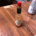 遠州 - はんぺん、タバスコかけてみてとのこと。焼いたはんぺんにチーズ乗っけてタバスコかけた味がしました。とてもいいです。