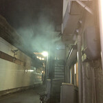 遠州 - 無事外に出ると、爆煙噴霧中。