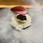 銀座 しのはら - キャビア、キス、は燻製されています。ちょこっと見えるのが蓮の実