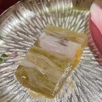 銀座 しのはら - シマアジ、キャベツ、酢れんこん、ガリ　黄身酢を敷いて