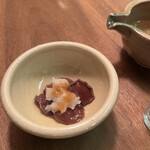 三城 - ◯信州ではお馴染み、
                                アミタケというキノコにおろし醤油の小鉢。食感も楽しくシンプルに美味しい。