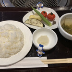 Takeya Gyuu Nikuten - ご飯、小？笑　　大根おろしと塩もハンバーグに合います。