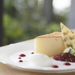 Musée KARATO - とろけるスフレチーズケーキ　ミルクのアイスクリーム添え