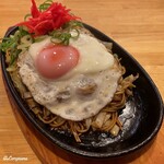 焼きそば専門天 - ソースの牛ホルモン､細麺､目玉焼きのせ