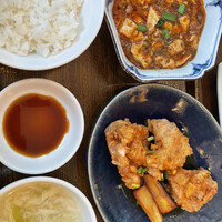 青菜 丸の内ブリックスクエア店 - 油淋鶏と麻婆豆腐