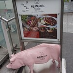 HyLife Pork TABLE - かわいいブタさんがお出迎え。階段をあがるとお店の入り口があります。