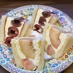 ぽえむ マノ ア マノ コーヒー - アメリカンチェリーと白桃のツイン・サンドセット