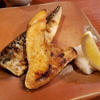 銀平 北新地店 - 鯖と鮭はどちらも脂がのってて美味しい(^-^)