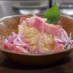 トリワイン ＰＩＫＯＳＨＨＨＵ - ポテサラ ベーコンのっけ