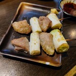 47都道府県の日本酒勢揃い 富士喜商店 - まぐろ頬肉のねぎま串