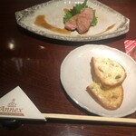Sutekihausu Kerun Anekkusu - ウェルカムプチトーストと香り豊かな国産牛の前菜