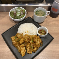 十勝ハーブ牛焼肉 MONMOM - 十勝ハーブ牛のホルモンカレー　青唐添え（ごはん小）