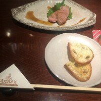 ステーキハウス ケルン アネックス - ウェルカムプチトーストと香り豊かな国産牛の前菜
