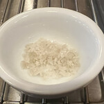 串揚げ09 - 岩塩もつけて、串揚げをいただきました。