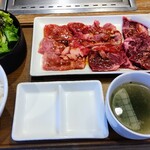 焼肉ライク - 上ロースハラミプレート２００グラム１６８０円税込。ミニチョギレサラダ190円。