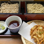 観世音そば - 夏そばと秋そばの合盛りとかき揚げ