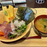 Umikara Sorahe - 七種の海鮮丼(サラダ、小鉢付)   １１００円