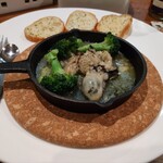 カフェバーマゼンタ - ある日の一皿、牡蠣のスキレット焼き