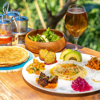 Savor the carefully selected “Mediterranean Plate” in the midst of beautiful nature.