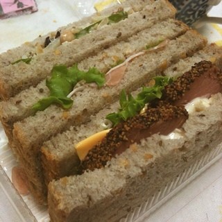 Ferdinand - gokoku sandwich (pastrami cheese, proscuitto 